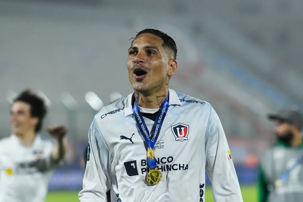 Paolo Guerrero celebrando la obtención de la Copa Sudamericana 2023 con Liga de Quito. Foto: Getty.
