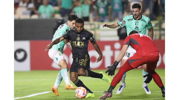LEON, MEXICO - MAY 31: Víctor Dávila of Leon fights for the ball with Diego Palacios of LAFC during the final first leg match between Leon and LAFC as part of the Concacaf Champions League 2023 at Leon Stadium on May 31, 2023 in Leon, Mexico. (Photo by Refugio Ruiz/Getty Images)