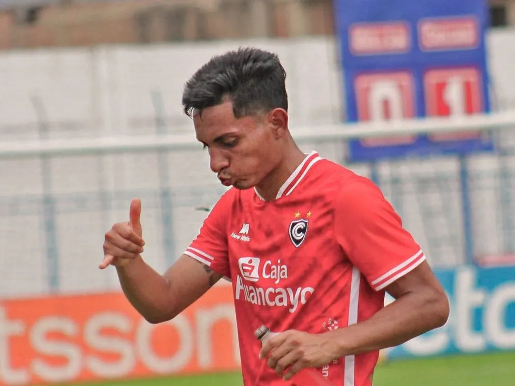 Sandoval festejando un gol con Cienciano. (Foto: Cienciano Prensa)