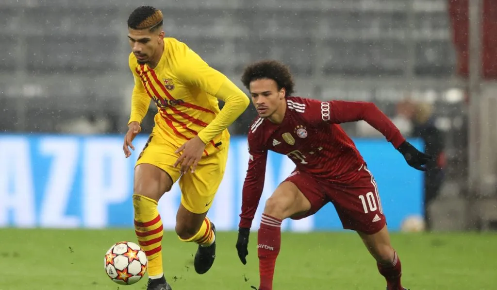 Ronald Araújo en un encuentro vs. Bayern Munich: Getty Images