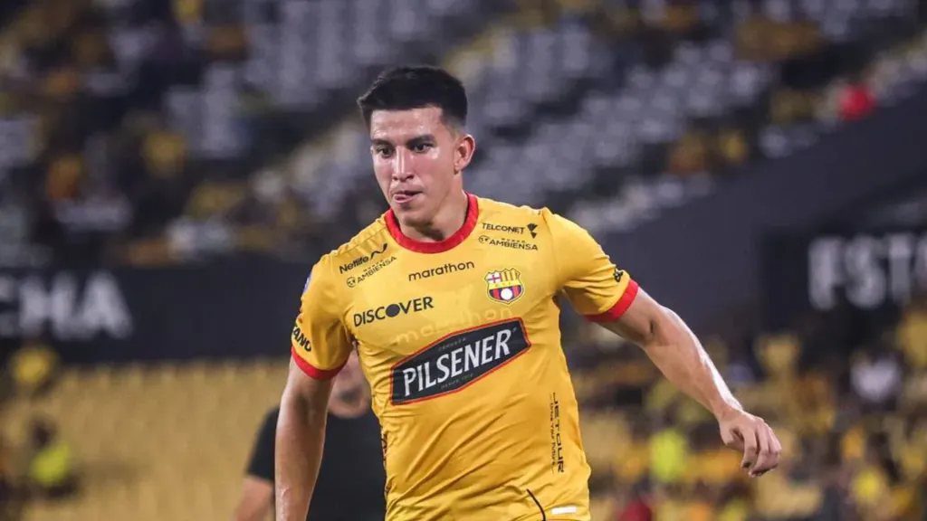 Fernando Gaibor renovó su contrato y tendría que esperar para jugar en BSC. Foto: Getty.
