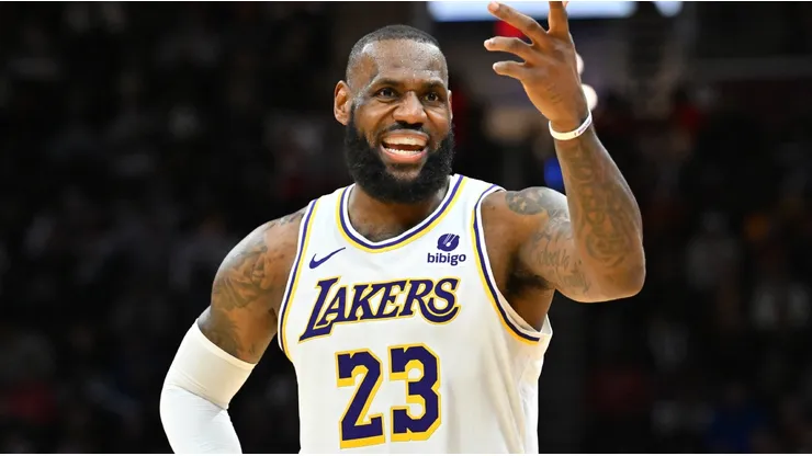 LeBron James en Lakers vs Cavaliers.