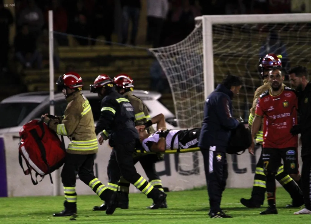 Robert Cabrera tuvo que abandonar el Alejandro Serrano Aguilar en camilla y con visibles muestras de dolor. (Foto: API)