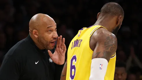 Darvin Ham y LeBron James.