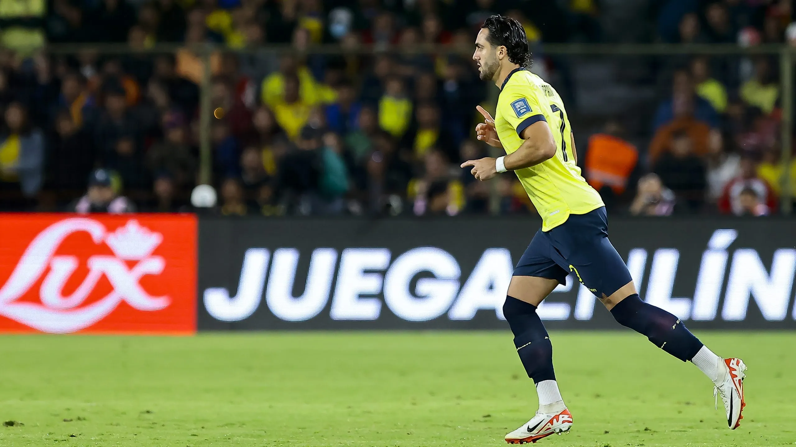 Leonardo Campana apenas ingresó a la cancha contra Chile sobre el minuto 83′ y prácticamente no influyó en el partido. (Foto: GettyImages)