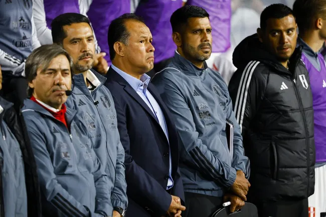 Reynoso dirigiendo a Perú. (Foto: Selección Peruana Prensa)