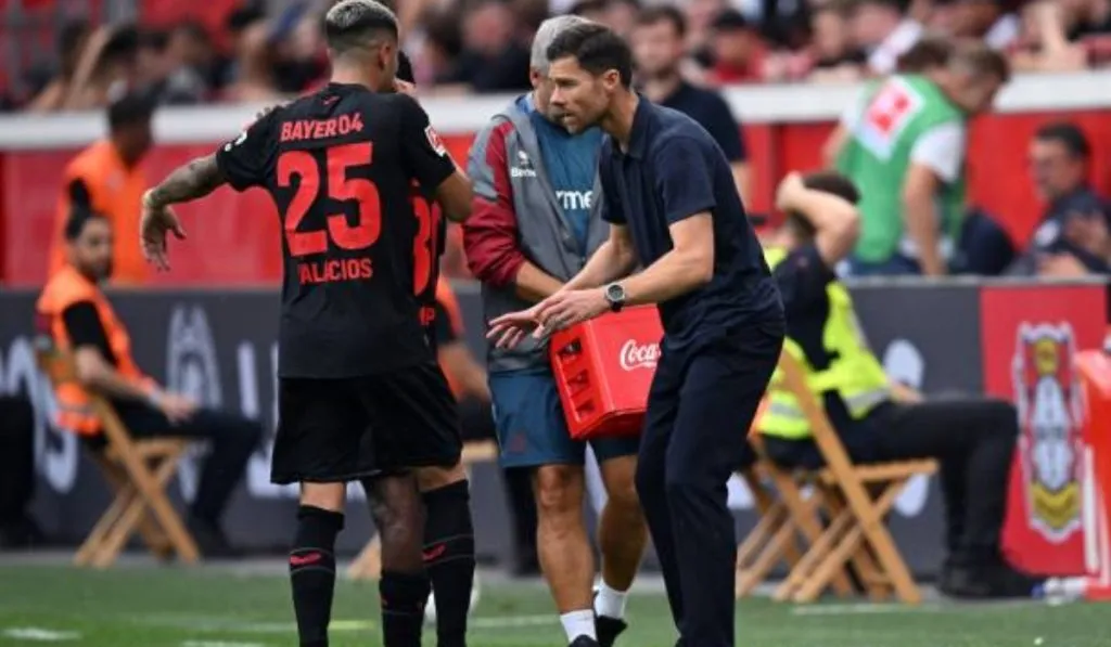 Exequiel Palacios y Xabi Alonso en un encuentro del Leverkusen: Getty Images