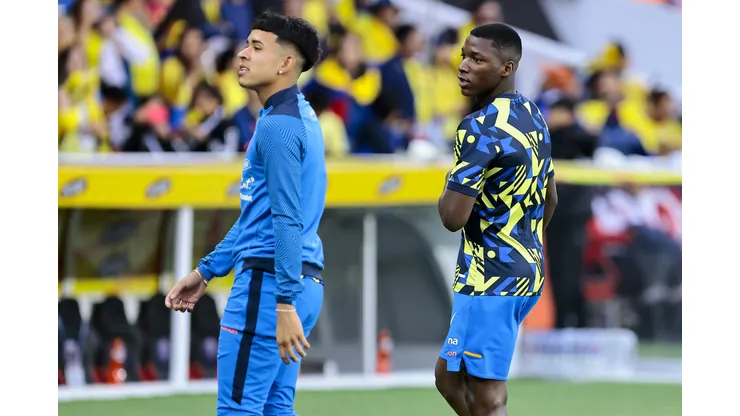 QUITO, ECUADOR - NOVEMBER 21: Kendry Paez aand Moises Caicedo of Ecuador warm up prior a FIFA World Cup 2026 Qualifier match between Ecuador and Chile at Estadio Rodrigo Paz Delgado on November 21, 2023 in Quito, Ecuador. (Photo by Franklin Jacome/Getty Images)