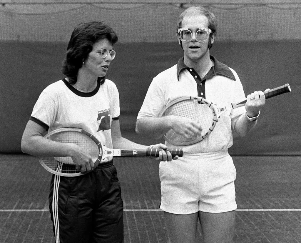 Con su amigo Elton John.