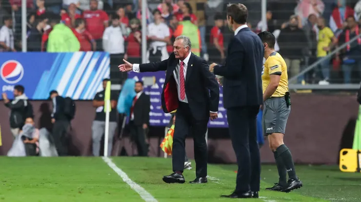 El ex DT de la Selección de Ecuador sigue siendo muy cuestionado en Costa Rica
