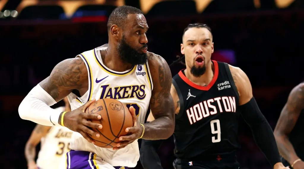 LeBron James y Dillon Brooks en Lakers vs. Rockets. (Foto: Getty Images)