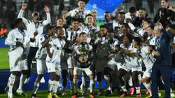 MALDONADO, URUGUAY - OCTOBER 28: Ezequiel Piovi of Liga de Quito lifts the trophy as the team becomes champion after winning the Copa CONMEBOL Sudamericana 2023 final match between LDU Quito and Fortaleza at Estadio Domingo Burgueño Miguel on October 28, 2023 in Maldonado, Uruguay. (Photo by Marcelo Endelli/Getty Images)