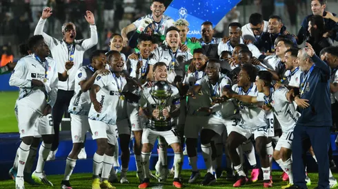 MALDONADO, URUGUAY – OCTOBER 28: Ezequiel Piovi of Liga de Quito lifts the trophy as the team becomes champion after winning the Copa CONMEBOL Sudamericana 2023 final match between LDU Quito and Fortaleza at Estadio Domingo Burgueño Miguel on October 28, 2023 in Maldonado, Uruguay. (Photo by Marcelo Endelli/Getty Images)