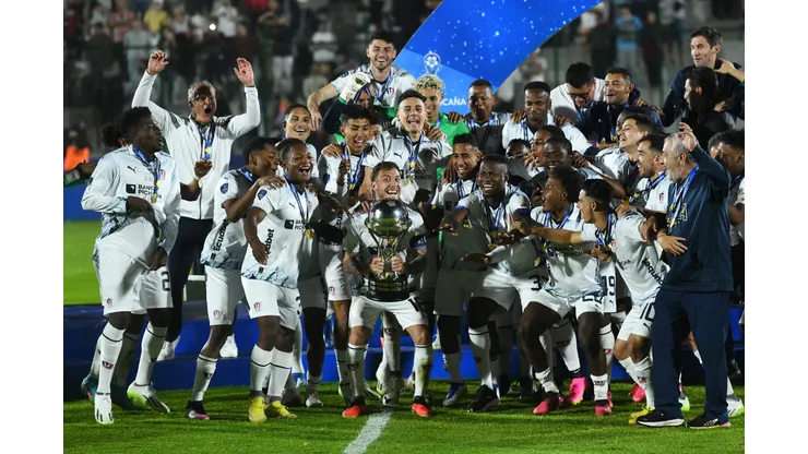 MALDONADO, URUGUAY - OCTOBER 28: Ezequiel Piovi of Liga de Quito lifts the trophy as the team becomes champion after winning the Copa CONMEBOL Sudamericana 2023 final match between LDU Quito and Fortaleza at Estadio Domingo Burgueño Miguel on October 28, 2023 in Maldonado, Uruguay. (Photo by Marcelo Endelli/Getty Images)