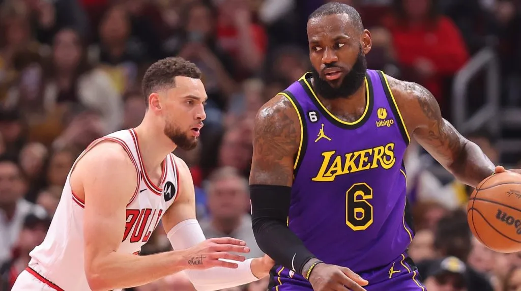 Zach LaVine LeBron James en Lakers vs Bulls