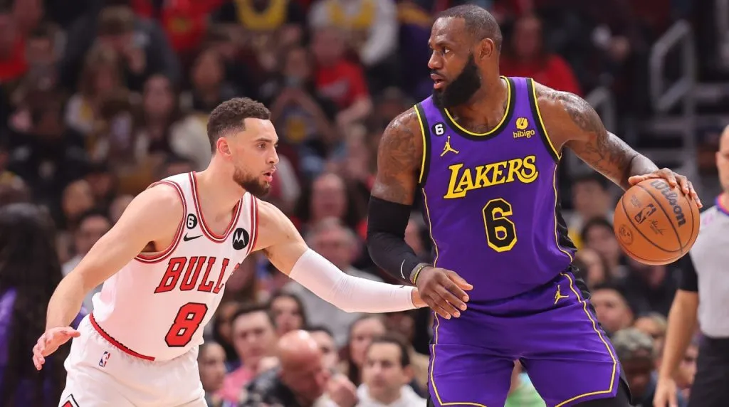 Zach LaVine y LeBron James en Bulls vs. Lakers. (Foto: Getty Images)