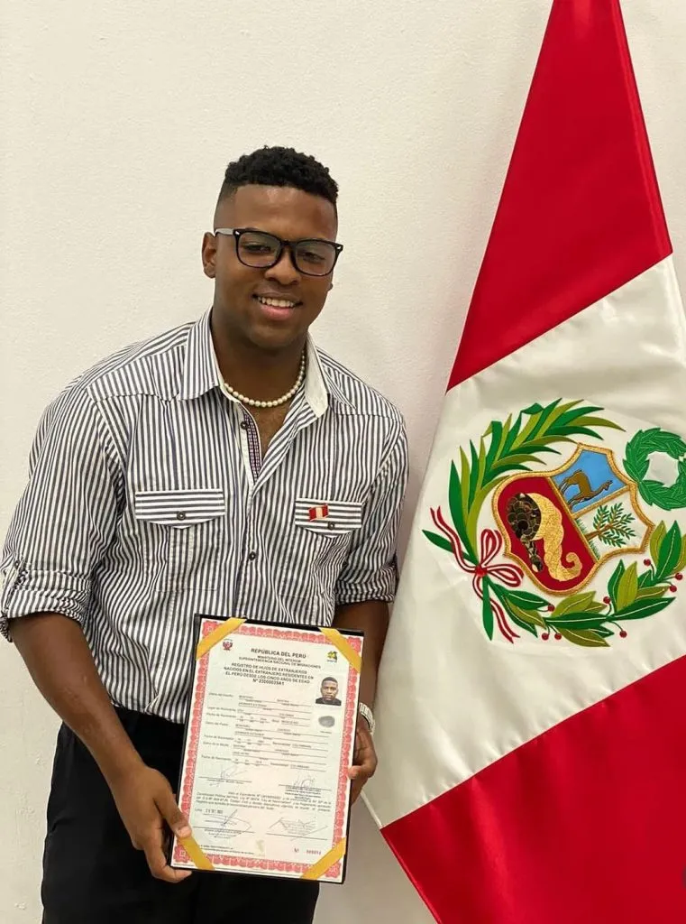 Jhonnier Montaño Jr. nacionalizándose peruano. (Foto: Jhonnier Montaño Jr.)