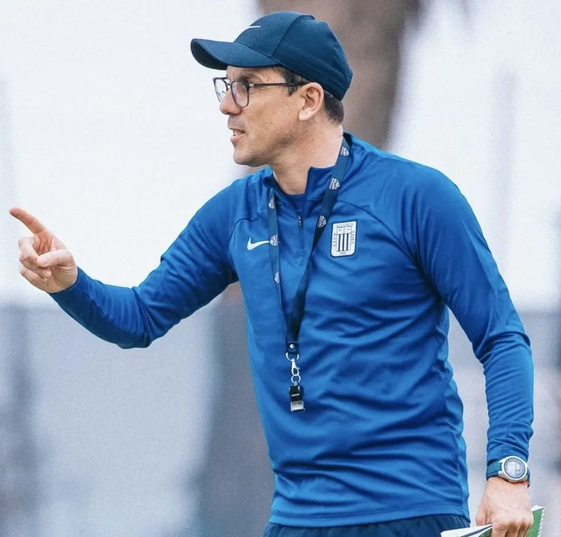 Larriera dirigiendo un entrenamiento de Alianza. (Foto: Alianza Lima Prensa)
