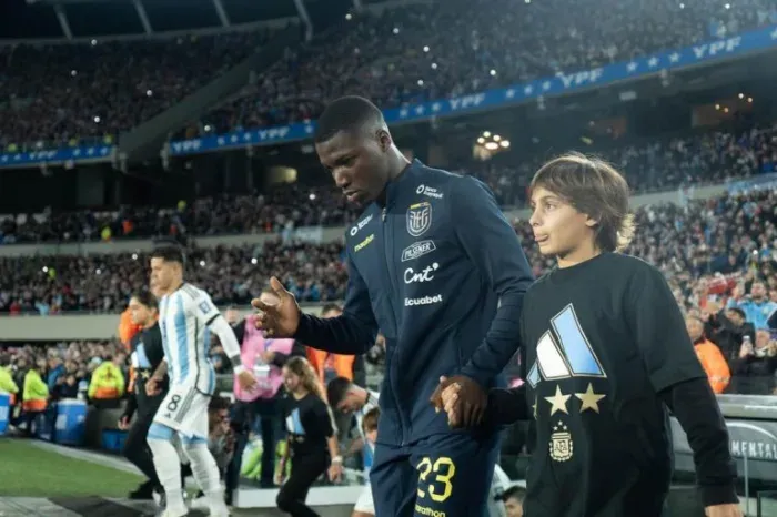 Moisés Caicedo también es titular en la Selección de Ecuador, aquí previo al partido contra Argentina: Foto: Getty