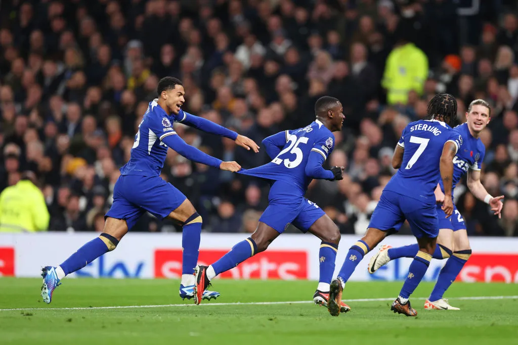 Moises Caicedo había marcado su primer gol con el Chelsea pero el árbitro consutló con el VAR para luego invalidarlo. Foto: Getty