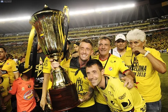 Damián Díaz con el trofeo de campeón ecuatoriano 2016. Foto: Ecuavisa.