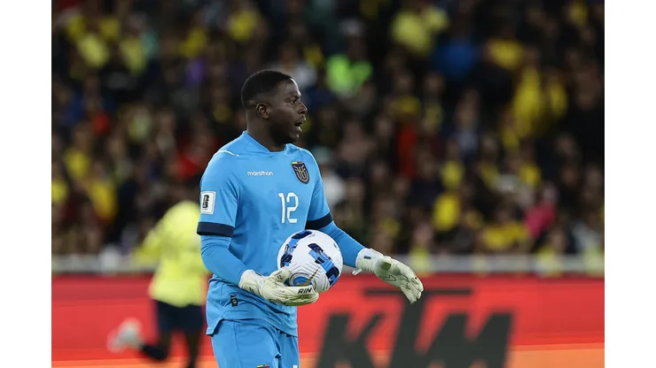 QUITO, ECUADOR - OCTOBER 17: Moises Ramirez of Ecuador with the ball during a FIFA World Cup 2026 Qualifier match between Ecuador and Colombia at Rodrigo Paz Delgado Stadium on October 17, 2023 in Quito, Ecuador. (Photo by Franklin Jacome/Getty Images)