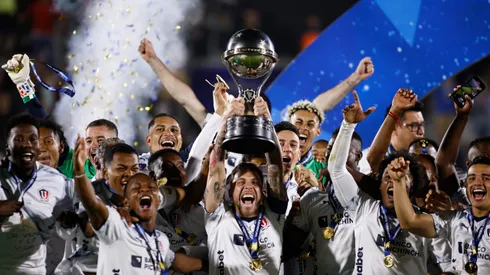 MALDONADO, URUGUAY - OCTOBER 28: Ezequiel Piovi of Liga de Quito lifts the trophy as the team becomes Sudamericana champion after winning the Copa CONMEBOL Sudamericana 2023 final match between LDU Quito and Fortaleza at Estadio Domingo Burgueño Miguel on October 28, 2023 in Maldonado, Uruguay. (Photo by Ernesto Ryan/Getty Images)