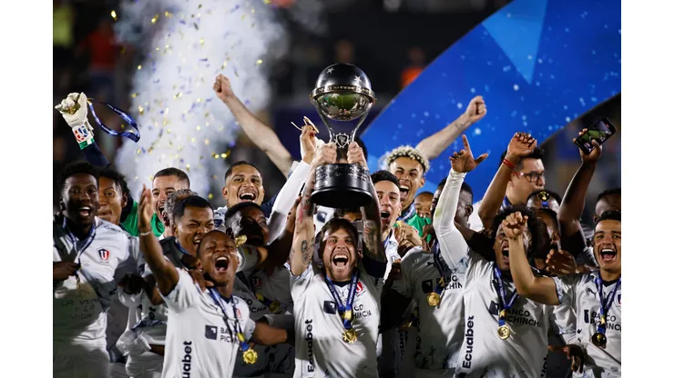 MALDONADO, URUGUAY - OCTOBER 28: Ezequiel Piovi of Liga de Quito lifts the trophy as the team becomes Sudamericana champion after winning the Copa CONMEBOL Sudamericana 2023 final match between LDU Quito and Fortaleza at Estadio Domingo Burgueño Miguel on October 28, 2023 in Maldonado, Uruguay. (Photo by Ernesto Ryan/Getty Images)