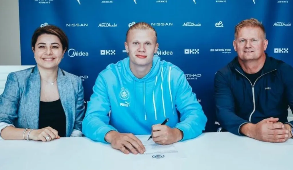 Rafaela Pimienta, Erling Haaland y Alfie Haaland en la presentación del noruego en Manchester: @ManCity