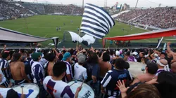 Hinchas de Alianza Lima le roban moto a Policía de tránsito.
