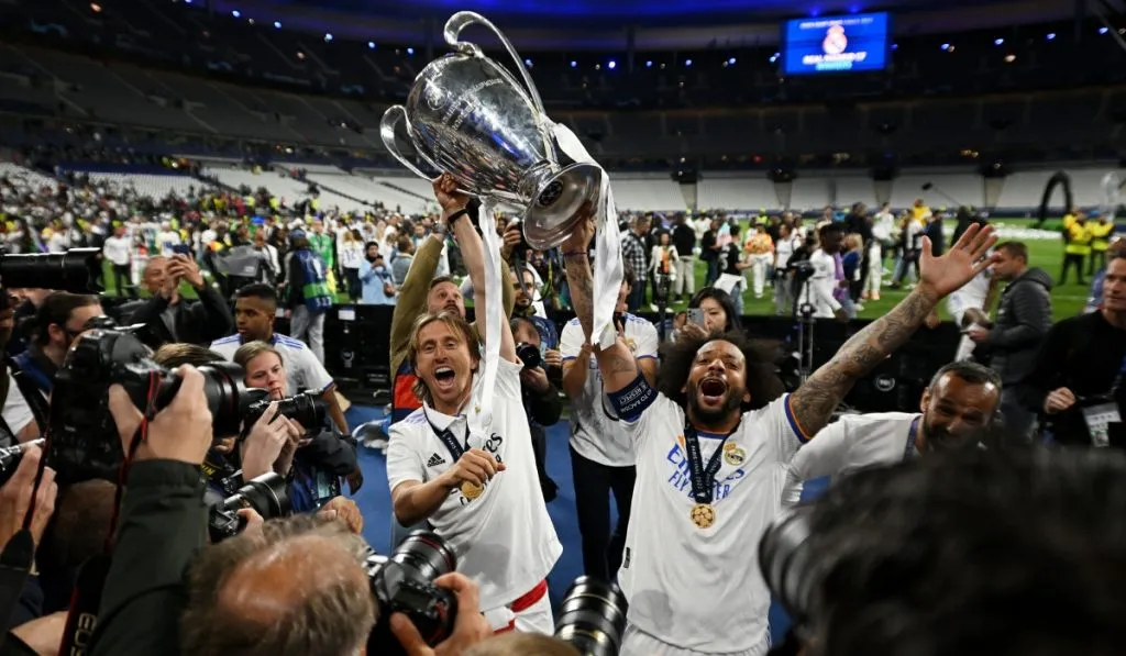 Luka Modric y Marcelo levantan la Champions del Madrid ganada en mayo del 2022: Getty Images