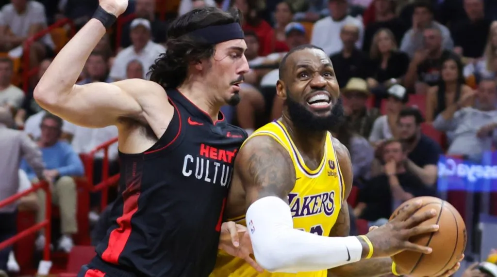 Jaime Jaquez Jr. y LeBron James en la derrota de Lakers vs. Heat (Foto: Getty Images)