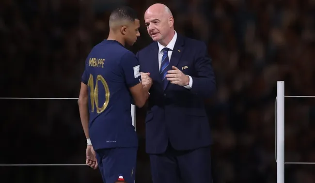Kylian Mbappé y Gianni Infantino en la premiación de Qatar 2022: Getty Images