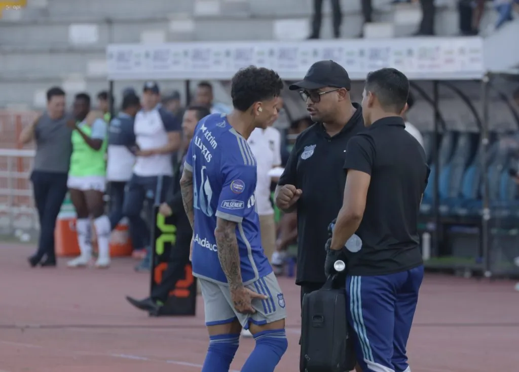 Alexis Zapata salió con molestias y de cambio al minuto 69′ en el último partido de Emelec ante Guayaquil City. (Foto: API)
