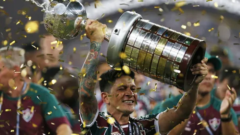 RIO DE JANEIRO, BRAZIL - NOVEMBER 04: Germán Cano of Fluminense lifts the trophy after winning the final match of Copa CONMEBOL Libertadores 2023 between Fluminense and Boca Juniors at Maracana Stadium on November 04, 2023 in Rio de Janeiro, Brazil. (Photo by Ricardo Moreira/Getty Images)