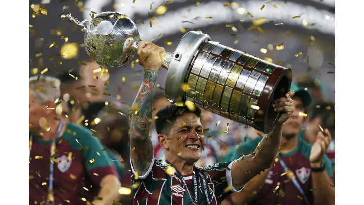 RIO DE JANEIRO, BRAZIL - NOVEMBER 04: Germán Cano of Fluminense lifts the trophy after winning the final match of Copa CONMEBOL Libertadores 2023 between Fluminense and Boca Juniors at Maracana Stadium on November 04, 2023 in Rio de Janeiro, Brazil. (Photo by Ricardo Moreira/Getty Images)