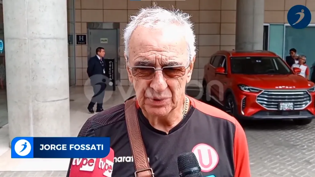 Jorge Fossati hablando con la prensa.