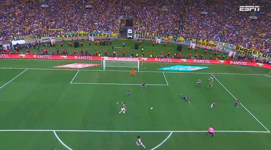 Luis Advíncula dejó la marca del delantero de Fluminense.