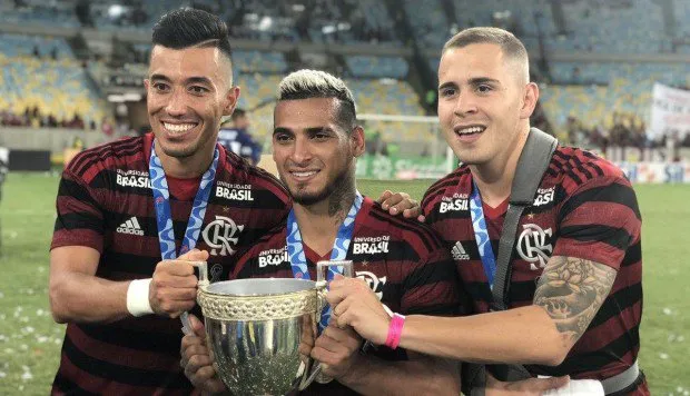 Miguel Trauco celebrando un título con Flamengo. (Foto: Getty Images)