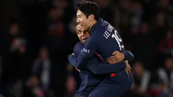 Kylian Mbappé, abrazado de Kang-in Lee, autor de uno de los goles de PSG.