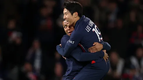 Kylian Mbappé, abrazado de Kang-in Lee, autor de uno de los goles de PSG.