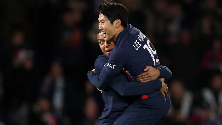 Kylian Mbappé, abrazado de Kang-in Lee, autor de uno de los goles de PSG.