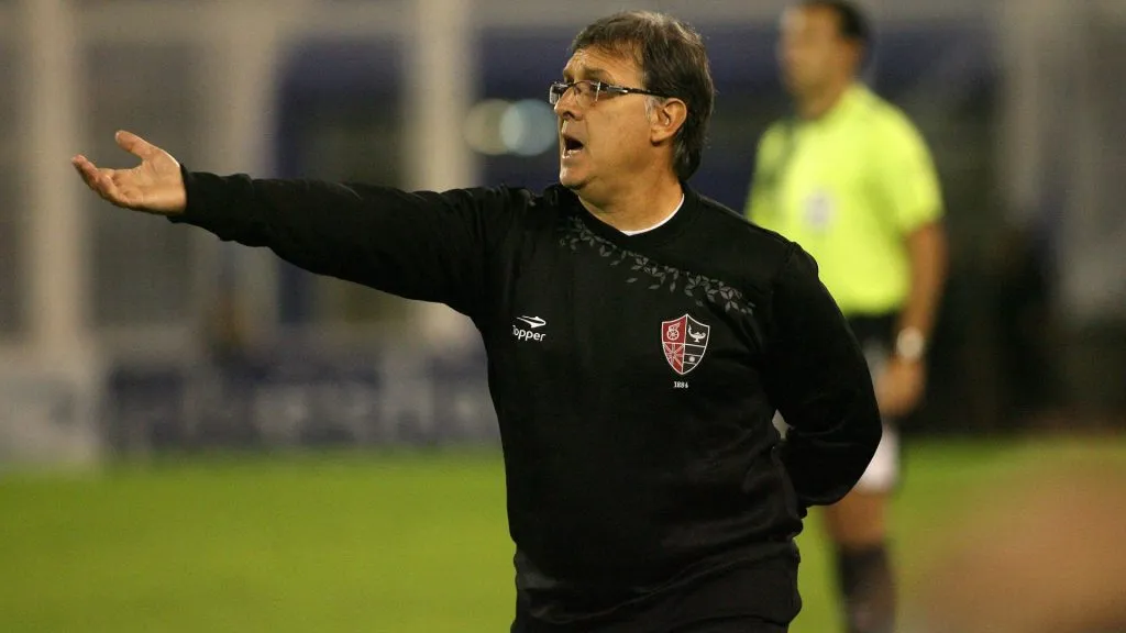 El “Tata” Martino fue elegido como el futbolista más importante en la historia del club (Imago)
