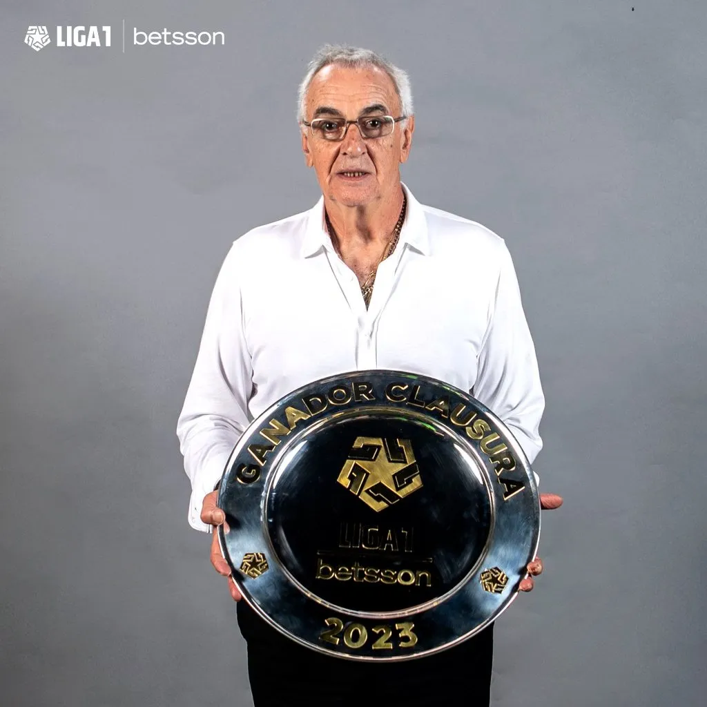 Jorge Fossati posando con el título del Torneo Clausura 2023. (Foto: Liga 1).
