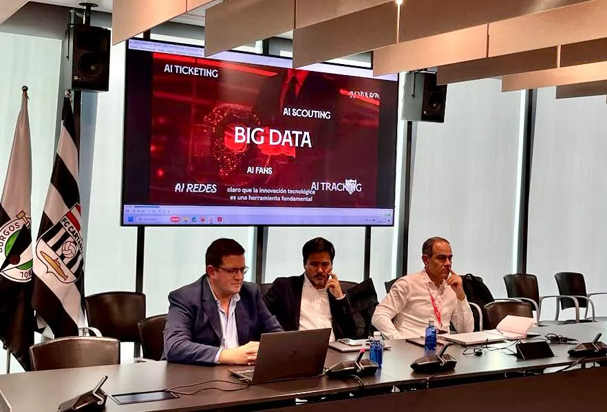 Elías Zamora, el primero desde la izquierda, expuso en la sede de LaLiga española, con la presencia de Bolavip.