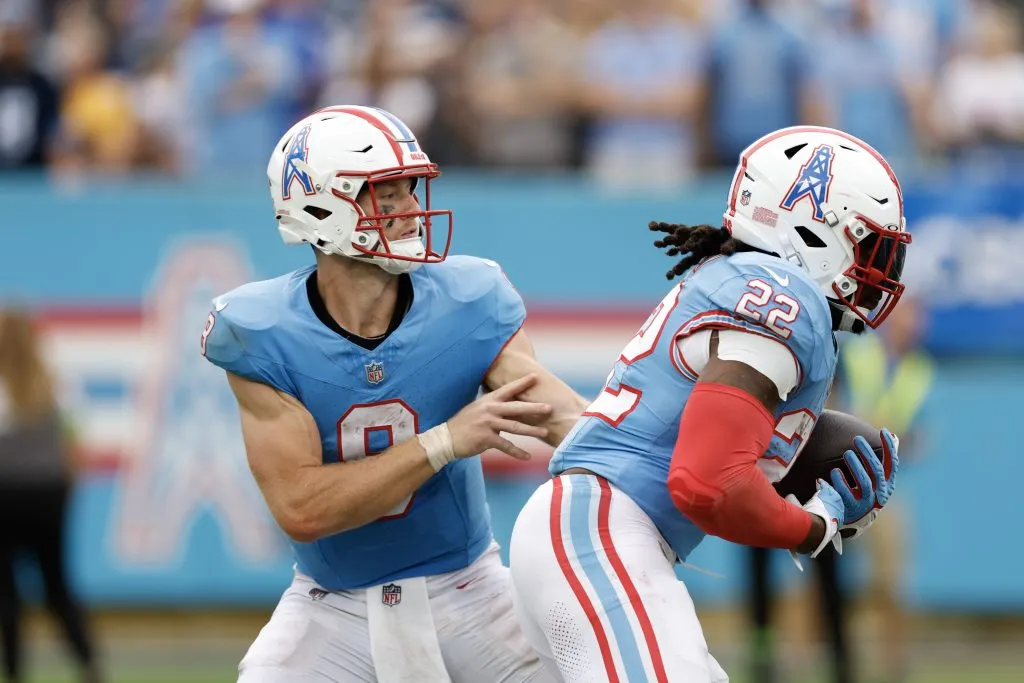 Derrick Henry tomando el ovoide en un juego de los Titans (Getty Images).