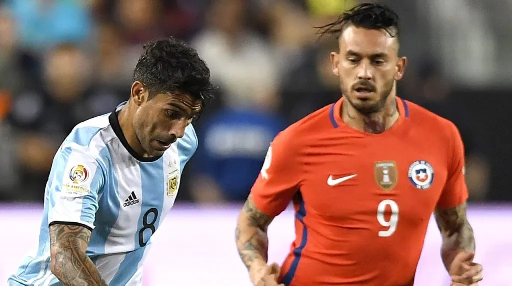 Augusto Fernández y Mauricio Pinilla en la Copa América 2016. (Foto: Getty Images)