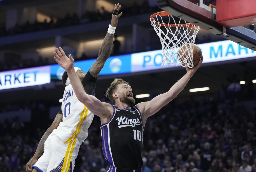 Domantas Sabonis realizando una bandeja ante los Warriors (Getty Images).