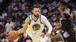 Stephen Curry ante la defensa de Keegan Murray.
