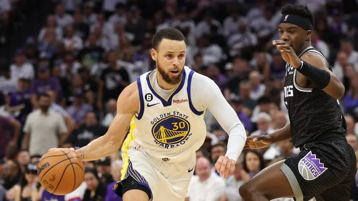 Stephen Curry ante la defensa de Keegan Murray.
